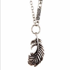 CAM AND ZOOEY FEATHERED PENDANT NECKLACE ~ NWOT